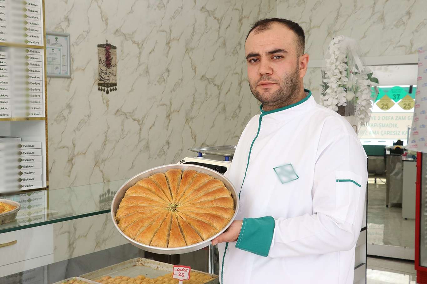 Zamlarla baş edemeyen esnaftan dikkat çeken “zam” pankartı